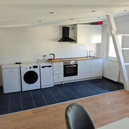 Neu Saniertes Penthouse Mit Offener Wohnkueche 아파트 *